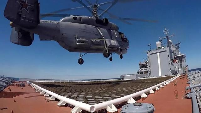 Посадка вертолета Ка-27 на палубу корвета проекта 20385 «Гремящий»