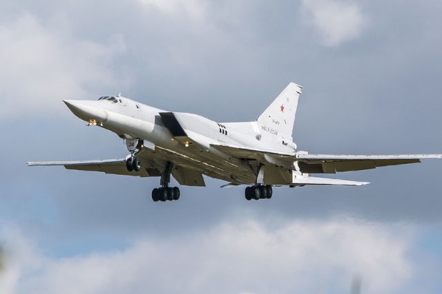 Посадка бомбардировщика Ту-22М3 с регистрационным номером RF-34075