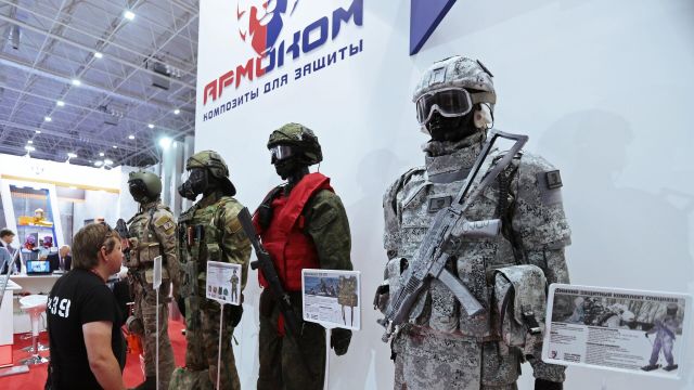Посетитель Международного военно-технического форума осматривает средства индивидуальной защиты компании "Армоком"