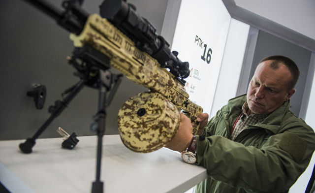 Посетитель осматривает пулемет РПК-16 концерна "Калашников" на международном военно-техническом форуме "Армия-2016"