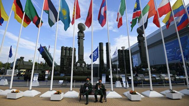 Посетители на выставке вооружений Международного военно-технического форума "Армия-2020"