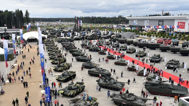 Посетители на выставке вооружений Международного военно-технического форума "Армия-2020" в военно-патриотическом парке "Патриот"