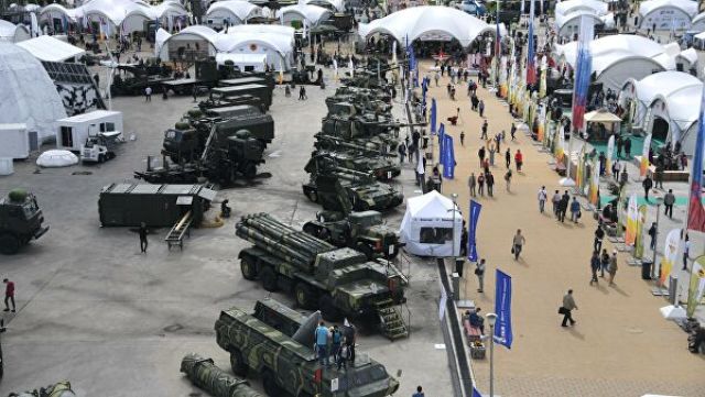Посетители на выставке вооружений международного военно-технического форума "Армия-2020"