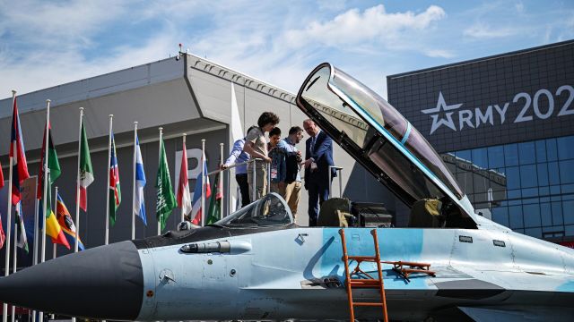 Посетители у истребителя МиГ-35 на Международном военно-техническом форуме "АРМИЯ-2023"