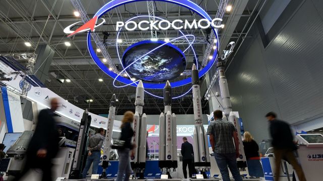 Посетители у стенда госкорпорации "Роскосмос" на Международном военно-техническом форуме "Армия-2021"