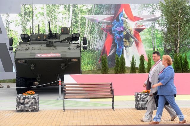 Посетители на выставке "Армия России – завтра"