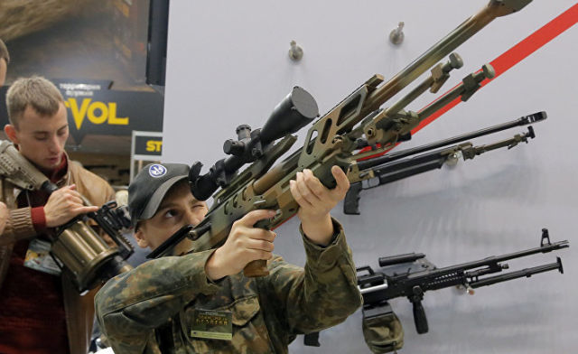 Посетители оружейной выставки в Киеве