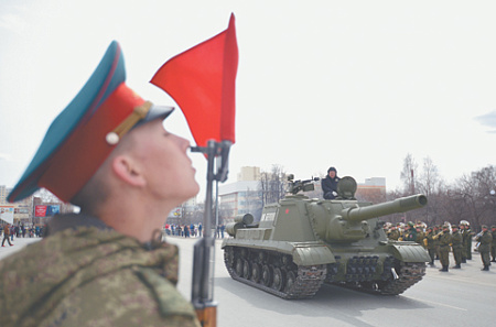После начала специальной военной операции на Украине снова возник вопрос о «штурмовых танках» и тяжелых бронированных артсистемах. Фото РИА Новости