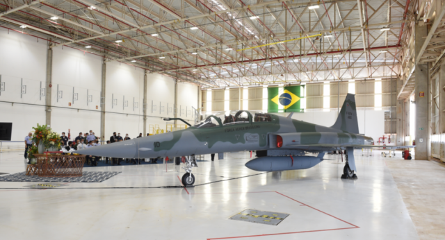 Последний модернизированный до версии F-5M истребитель F-5F ВВС Бразилии