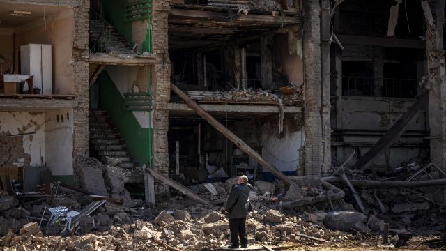 Последствия удара по Жулянскому машиностроительному заводу "Визар" на окраине Киева