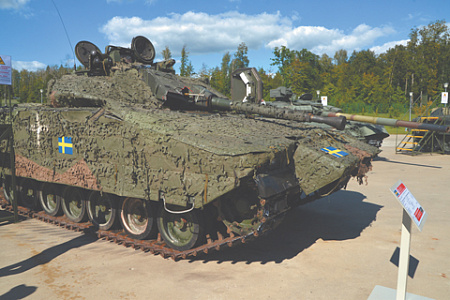 Поставленная Швецией в зону конфликта боевая машина пехоты CV90 стала российским трофеем и экспонатом парка «Патриот». Фото Владимира Карнозова