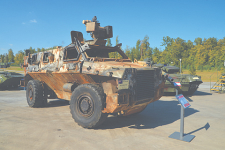 Поставленные на Украину бронемашины австралийской разработки и производства типа Bushmaster склонны к возгоранию при поражении бронебойными пулями. Фото Владимира Карнозова