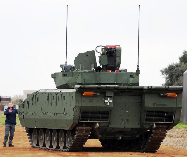 Поставленный итальянской армии для оценочных испытаний образец боевой машины пехоты Rheinmetall KF41 Lynx с боевым модулем Rheinmetall Lance на полигоне испытательного центра итальянской армии UTTAT в Неттуно, январь 2025 года