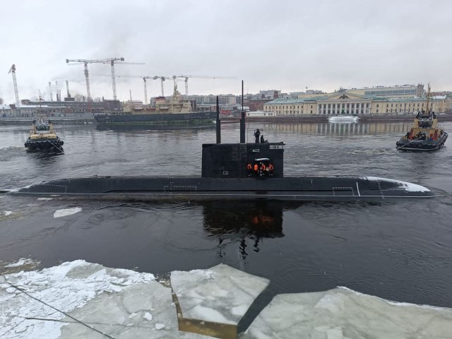 Построенная на АО "Адмиралтейские верфи" для ВМФ России большая дизель-электрическая подводная лодка Б-587 "Великие Луки" (заводской номер 01572) проекта 677 (шифр "Лада") выходит на заводские ходовые испытания. Санкт-Петербург, 21.12.2023