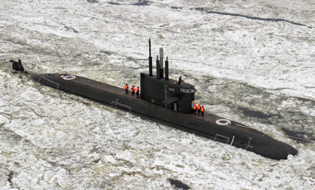 Построенная на АО "Адмиралтейские верфи" для ВМФ России большая дизель-электрическая подводная лодка Б-586 "Кронштадт" (заводской номер 01571) проекта 677 (шифр "Лада") выходит на заводские ходовые испытания. Санкт-Петербург, 17.12.2021
