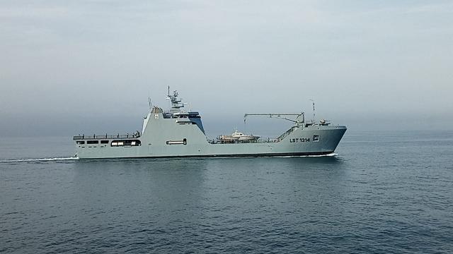 Построенный по проекту Damen LST 100 десантный корабль ВМС Нигерии LST 1314 Kada, верхний снимок - май 2022 года, нижний снимок - ноябрь 2023 года