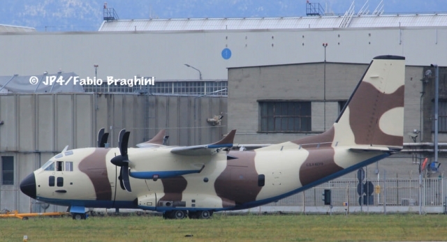 Построенный, предположительно, для ВВС Туркмении военно-транспортный самолет Leonardo C-27J Spartan (временный итальянский военный номер CSX62319). Казелле-Торинезе (Турин), 08.12.2020