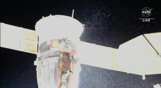 «Поток частиц, предположительно, исходящий от корабля «Союз МС-22», пристыкованного к модулю «Рассвет», который находится на обращенной к Земле стороне МКС». Кадр с онлайн-трансляции NASA