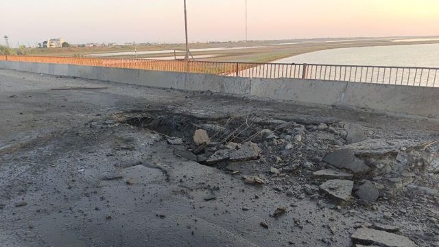 Повреждения моста на административной границе между Херсонской областью и Крымом после обстрела со стороны ВСУ
