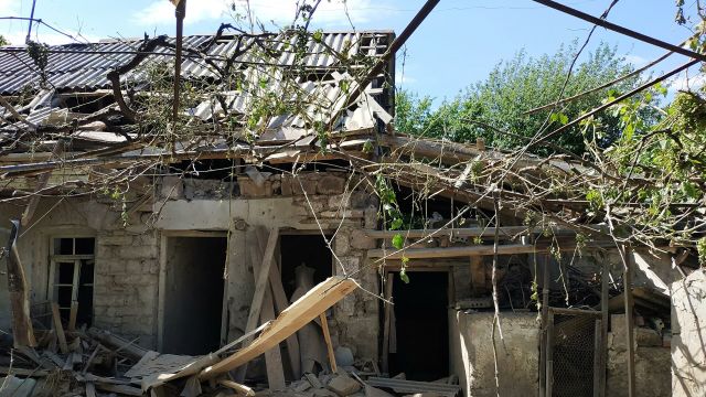 Повреждения в жилом доме, пострадавшем в результате обстрела на армяно-азербайджанской границе в селе Неркин Кармирахпюр в Армении