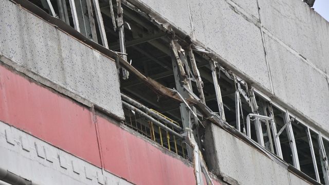 Поврежденное здание 5-го энергоблока ЗАЭС после обстрелов со стороны ВСУ