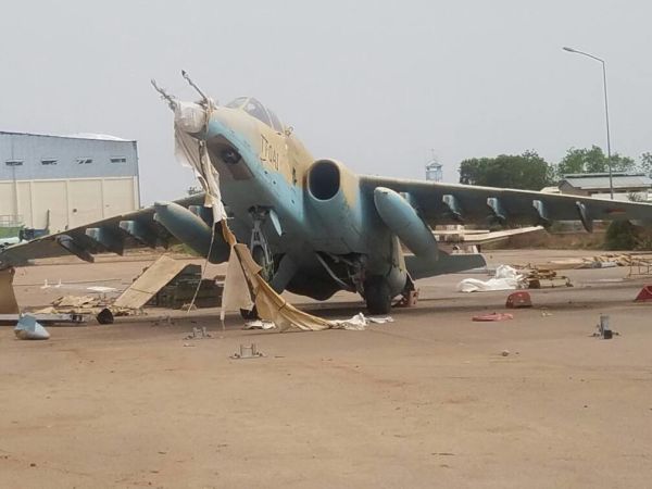 Поврежденные ураганом штурмовики Су-25 ВВС Чада - видны самолеты Су-25 с чадской регистрацией TT-QAI и Су-25УБ с регистрацией ТТ-QAM. Всего Чад с 2008