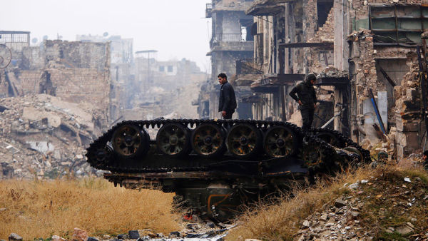 Поврежденный танк на улице в Алеппо, декабрь 2016 года