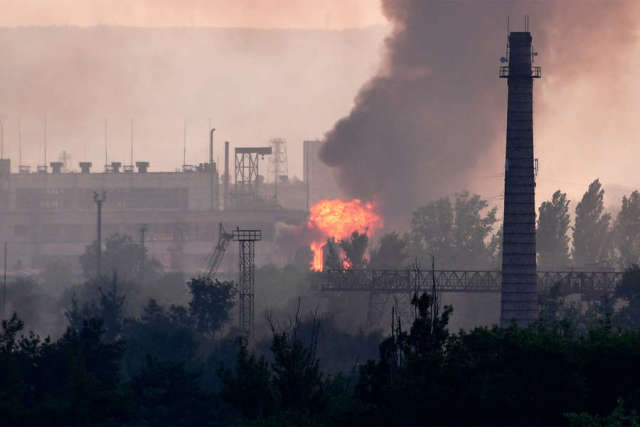Пожар на заводе "Азот", возникший в результате обстрелов Народной милицией ЛНР в Северодонецке, 11 июня 2022 года