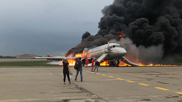Пожар пассажирского самолета Sukhoi SuperJet SSJ100 авиакомпании "Аэрофлот" (регистрационный номер RA-89098, серийный номер 95135, собственное название "М. Карим") после катастрофы в аэропорту Шереметьево (Москва), 05.06.2019