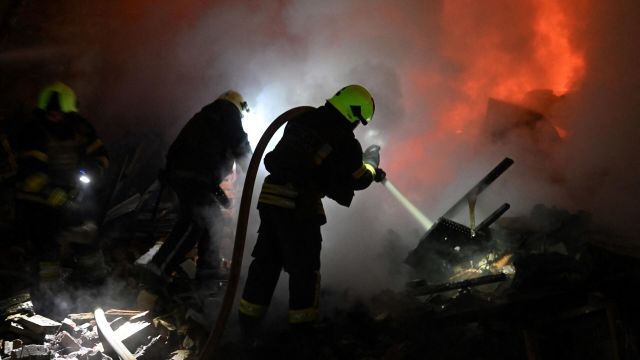 Пожарные ликвидируют возгорание в Харькове