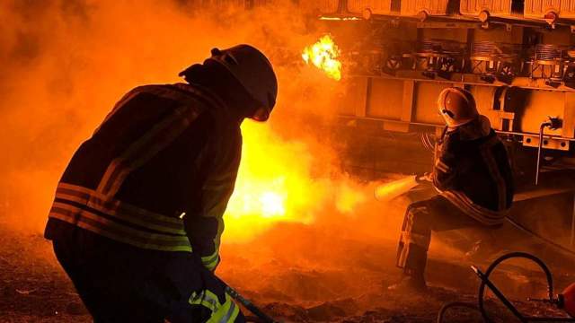 Пожарные тушат возгорание на объектах энергетической инфраструктуры в Киевской области