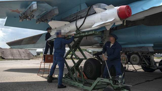 Предполетная подготовка истребителя-бомбардировщика Су-34 ВКС РФ на аэродроме в зоне проведения спецоперации