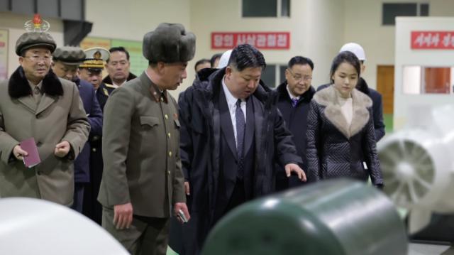 Предположительно, демонстрация Ким Чен Ыну новых образцов подводного оружия