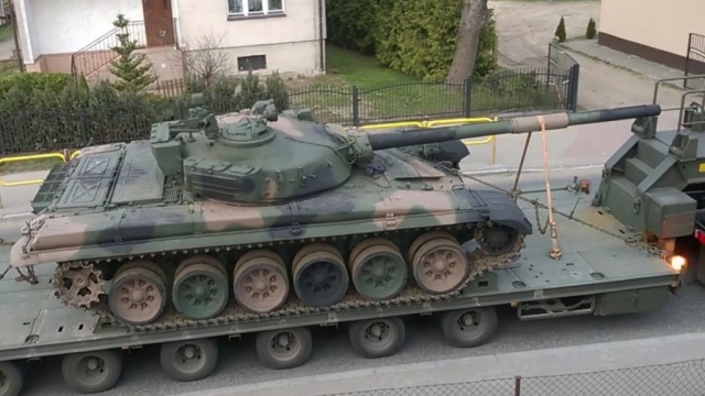 Предположительно, транспортировка на Украину одного из переданных польской армией танков Т-72М1, 11.04.2022