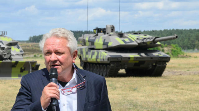 Председатель германской группы Rheinmetall AG Армин Паппергер на фоне опытного образца танка Rheinmetall KF51 Panther