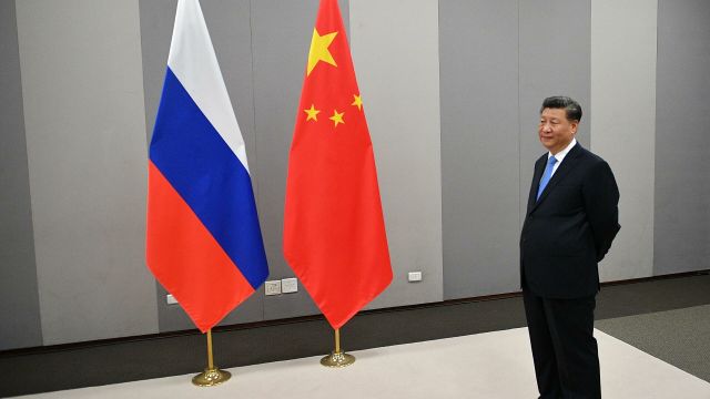 Председатель Китайской Народной Республики Си Цзиньпин перед началом встречи с президентом РФ Владимиром Путинымв рамках саммита БРИКС в Бразилии