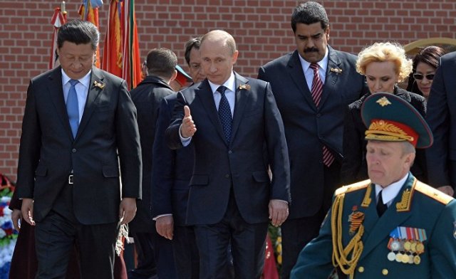 Председатель Китайской Народной Республики Си Цзиньпин (слева), президент России Владимир Путин (в центре), президент Республики Венесуэла Николас Мадуро (справа)