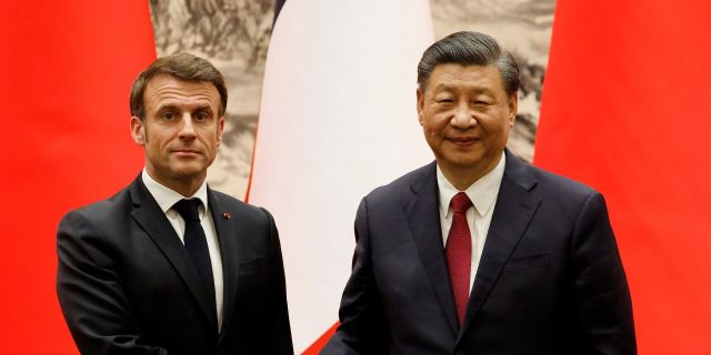 Председатель Китая Си Цзиньпин и президент Франции Эммануэль Макрон в Пекине, 6 апреля 2023 года