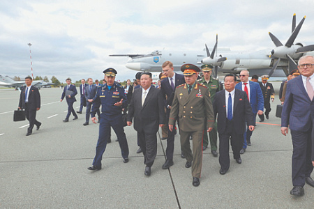 Председатель КНДР Ким Чен Ын (в центре) в сопровождении российских военачальников осматривает авиатехнику на аэродроме Кневичи. Фото Министерства обороны РФ/Reuters