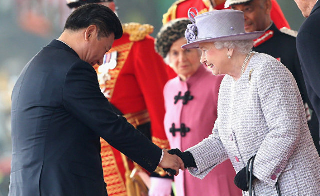 Председатель КНР Си Цзиньпин и королева Елизавета II во время встречи в Лондоне