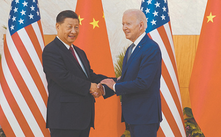 Председатель КНР Си Цзиньпин и президент США Джозеф Байден: приветливые улыбки, миролюбивые декларации, жесткие военные доктрины. Фото Reuters