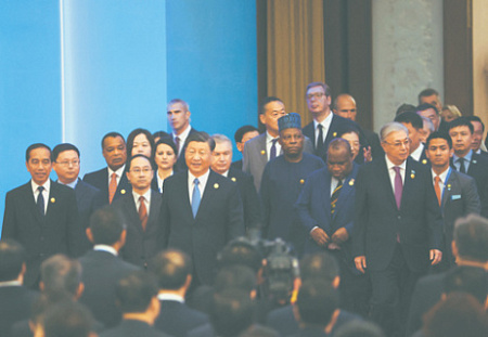 Председатель КНР Си Цзиньпин (в центре) в кругу азиатских, африканских и европейских лидеров на форуме «Один пояс, один путь». Пекин, 18 октября 2023 года. Фото Reuters