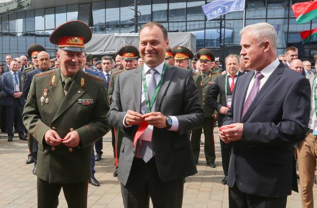 Председатель Государственного военно-промышленного комитета Беларуси Роман Головченко (в центре)