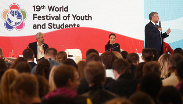 Председатель Государственной Думы РФ Вячеслав Володин на фестивале молодежи и студентов в Сочи. 19 октября 2017