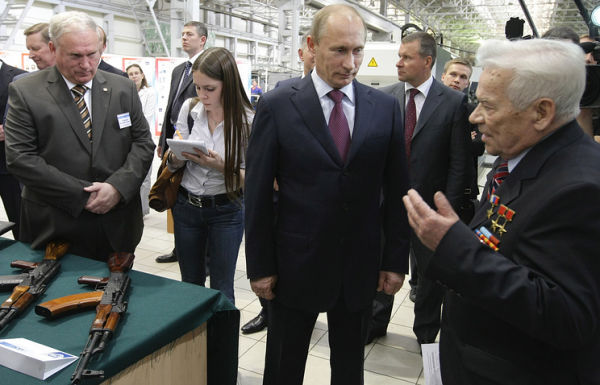 Председатель правительства РФ Владимир Путин (в центре) и Михаил Калашников (справа), 2010 год