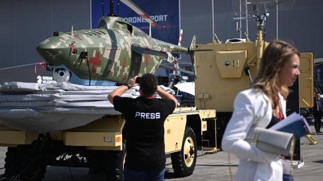 Представитель СМИ фотографирует беспилотник БАС-750 на выставке в рамках Международного военно-технического форума "Армия-2022" в Конгрессно-выставочном центре "Патриот"