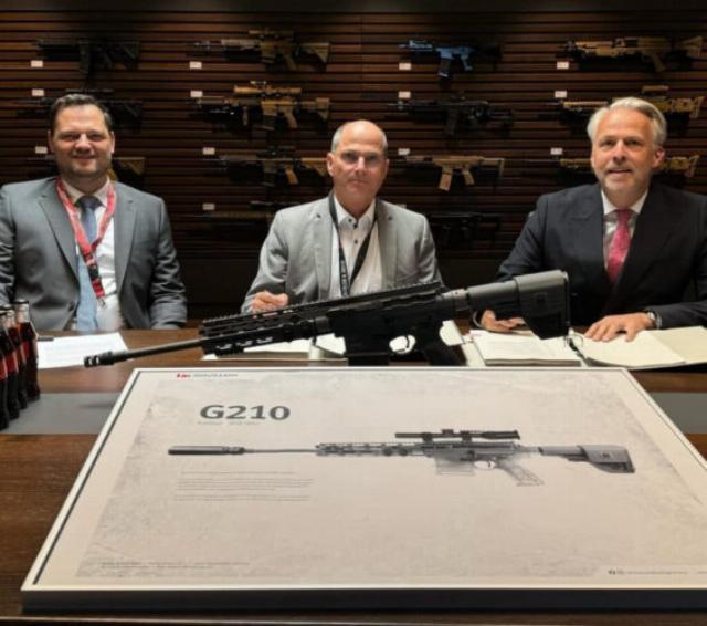 Представители немецкого агентства оборонных закупок BAAINBw (в центре) и Heckler & Koch подписывают контракт на поставку G210