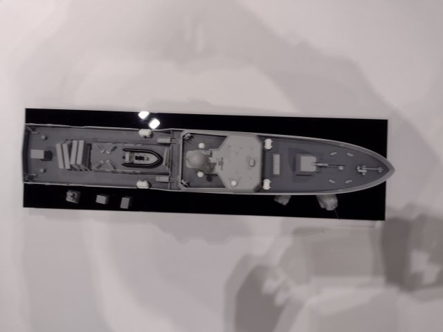 Представленная британской группой Babcock International в экспозиции выставки-конференции по оборонным технологиям DSEI-2021 модель проекта большого ракетного катера для ВМС Украины на основе малого патрульного корабля проекта Protector 50. Лондон, 16.09.