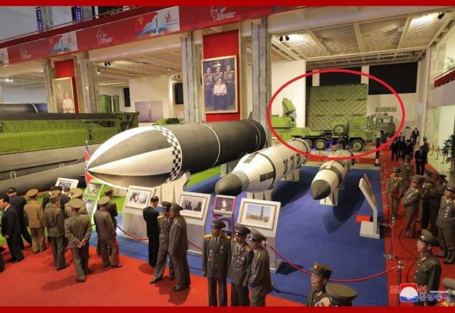 Представленные на Выставке развития государственной обороны "Самооборона - 2021" северокорейские твердтопливные баллистические ракеты (на переднем плане) и новые радиолокационные станции (на заднем плане)