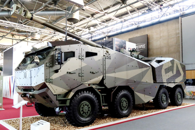 Представленный чешской компанией Excalibur Army опытный образец новой 155-мм/52 самоходной гаубицы Morana на колёсном шасси в экспозиции оборонной выставки Eurosatory 2022 в Ле Бурже, 13.06.2022